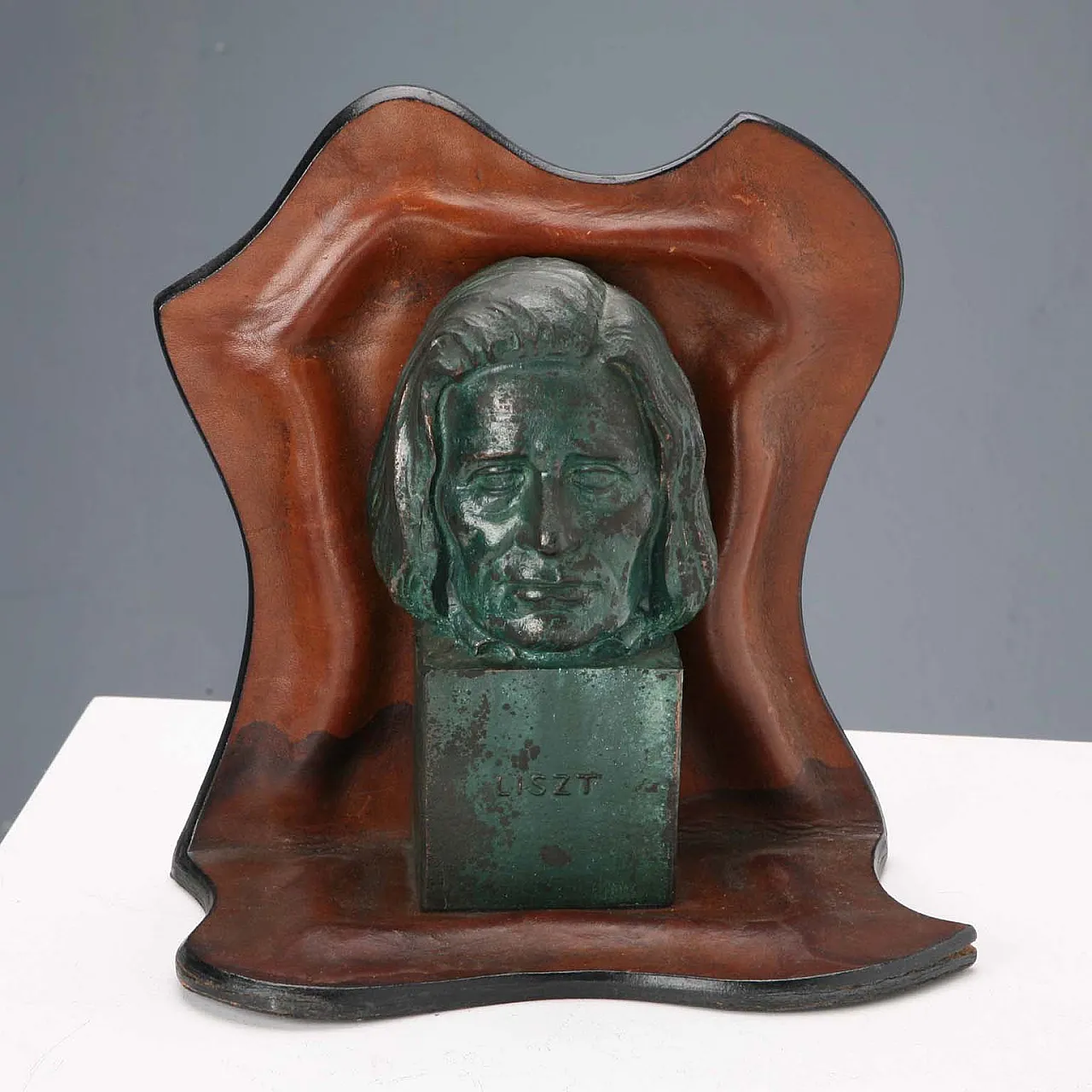 Coppia di fermalibri in pelle con sculture in bronzo, '900 3