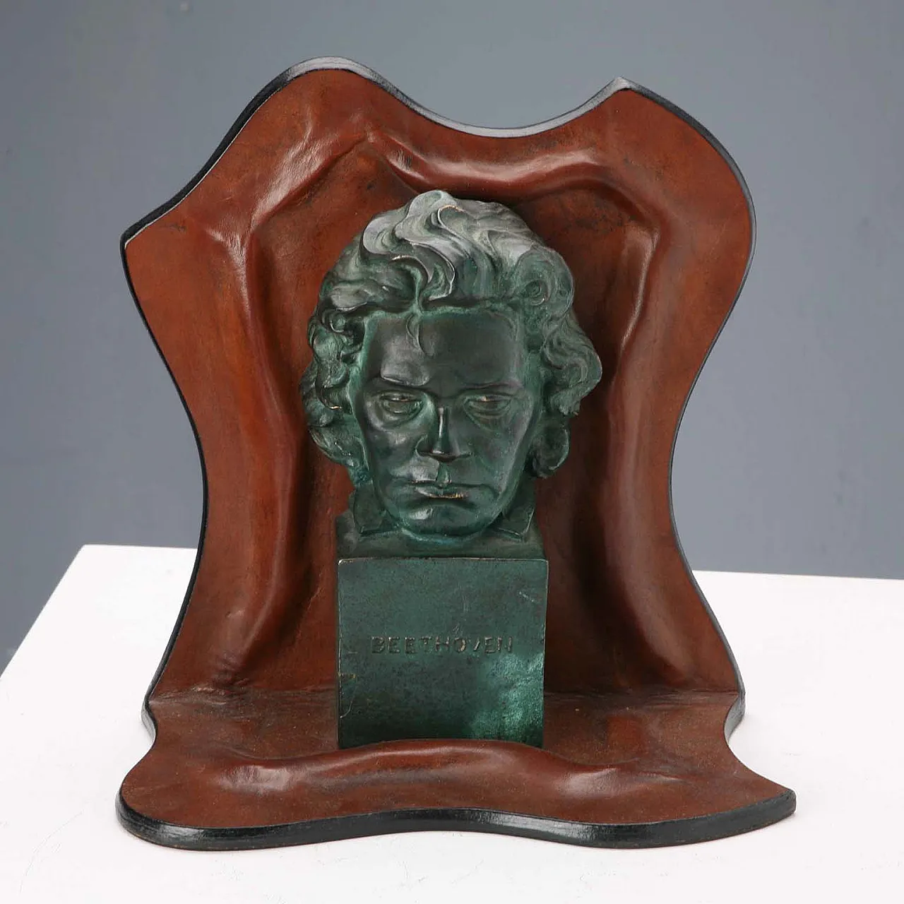 Coppia di fermalibri in pelle con sculture in bronzo, '900 4