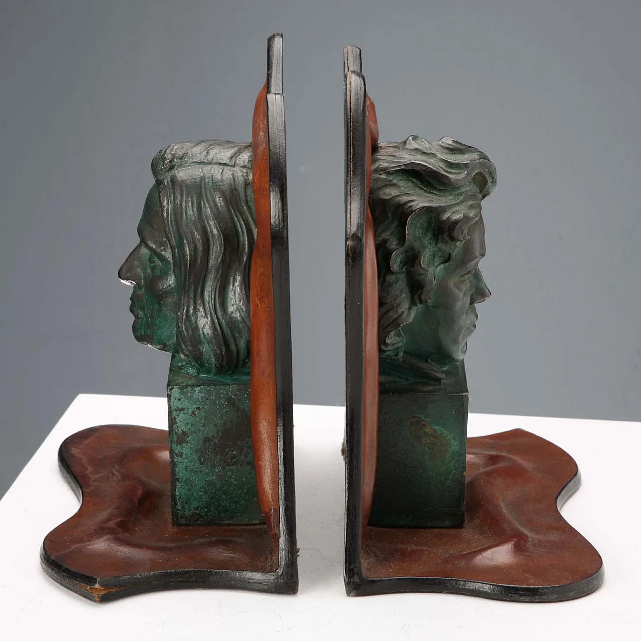 Coppia di fermalibri in pelle con sculture in bronzo, '900 5