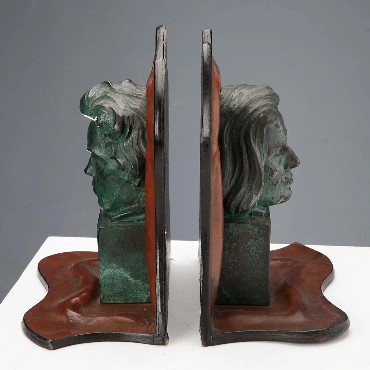 Coppia di fermalibri in pelle con sculture in bronzo, '900 6