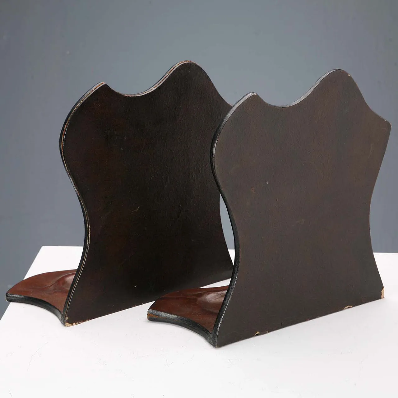 Coppia di fermalibri in pelle con sculture in bronzo, '900 7