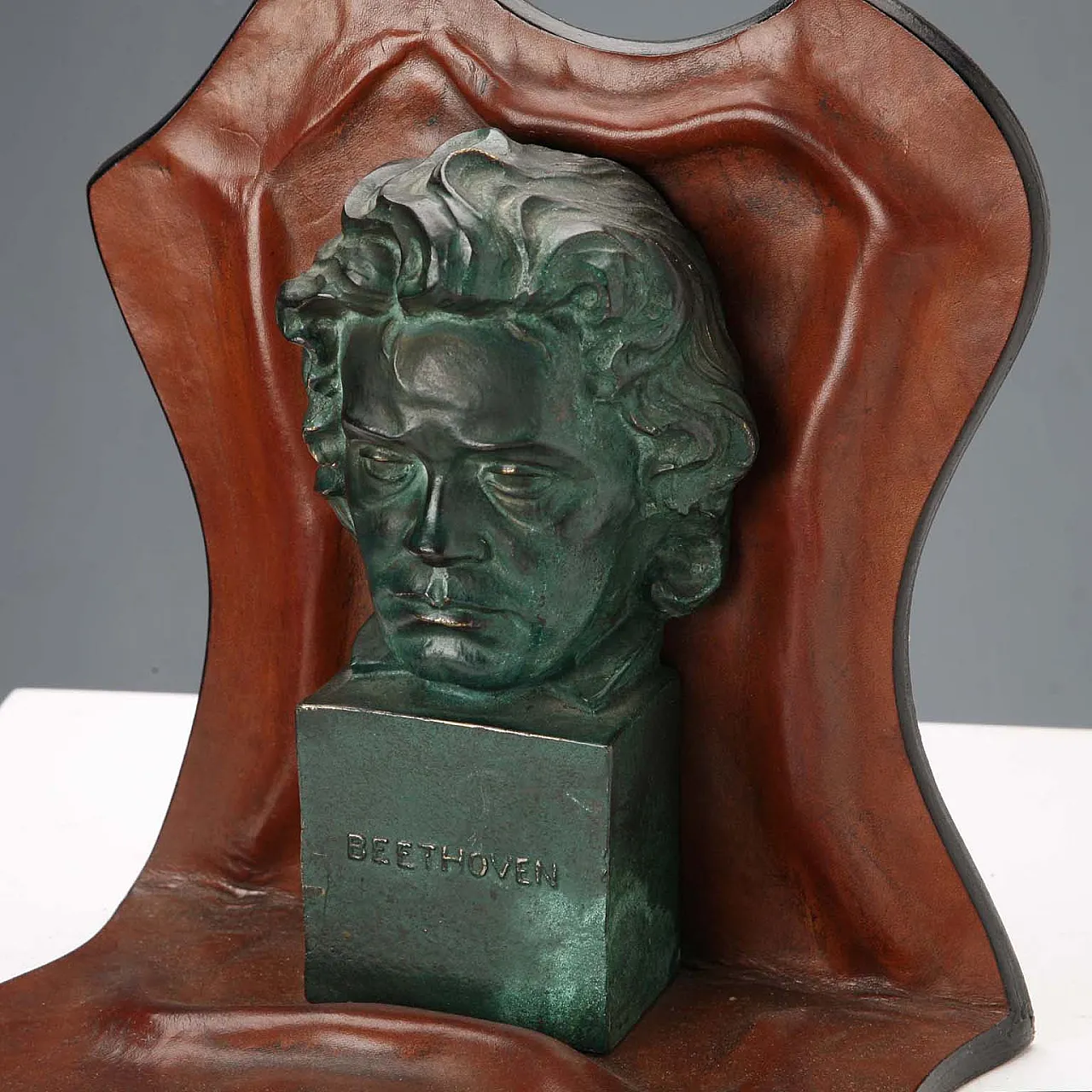 Coppia di fermalibri in pelle con sculture in bronzo, '900 8