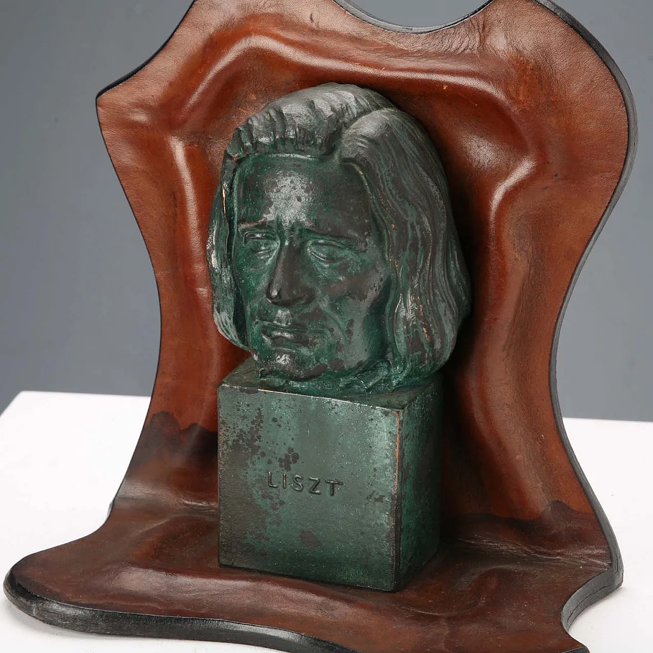 Coppia di fermalibri in pelle con sculture in bronzo, '900 9