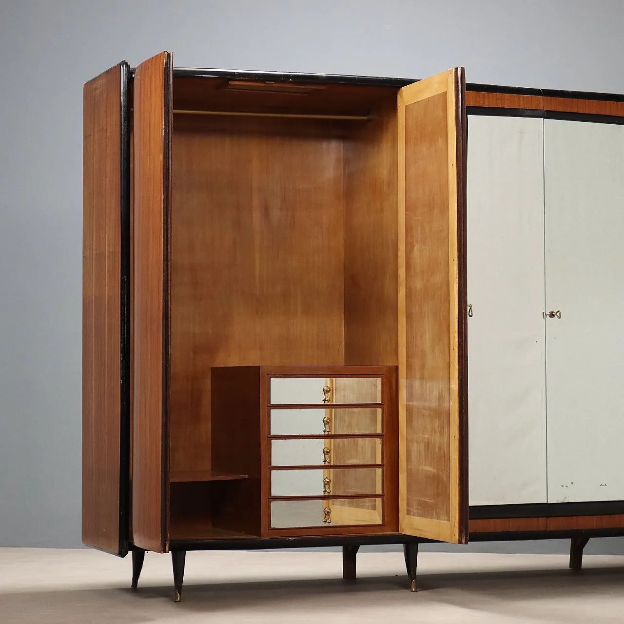 Armadio in impiallacciatura noce e vetro specchiato, '900 3