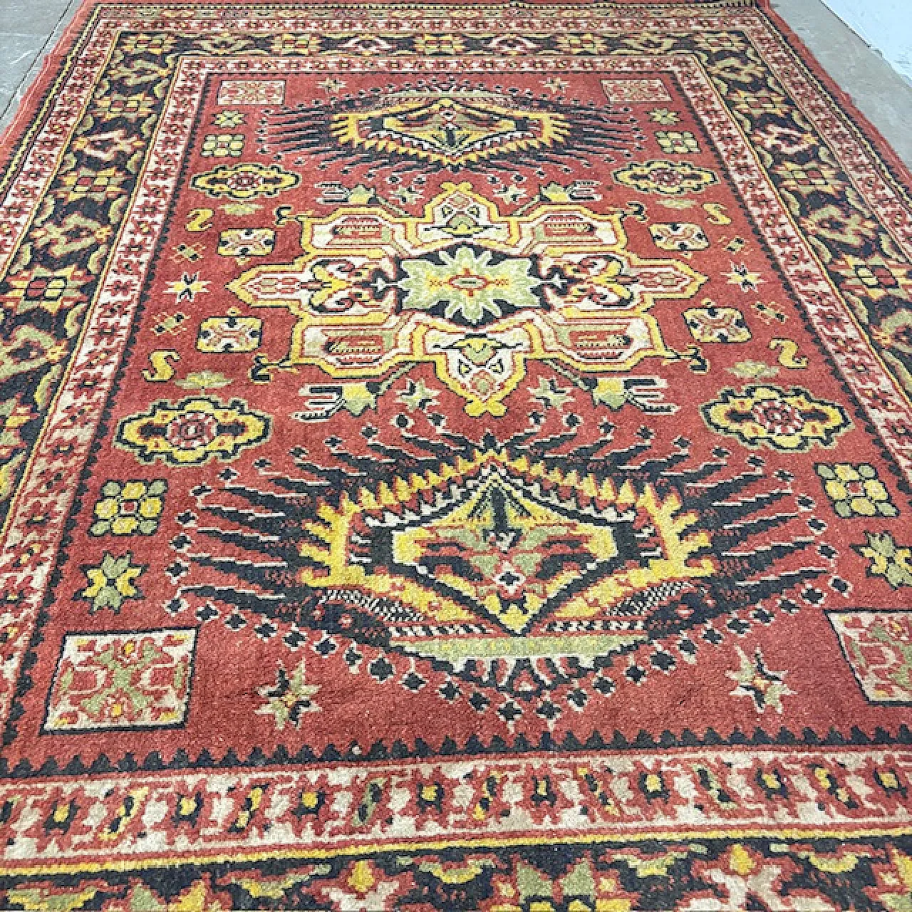 Tappeto lana fondo rosso motivi geometrici, anni '70 1