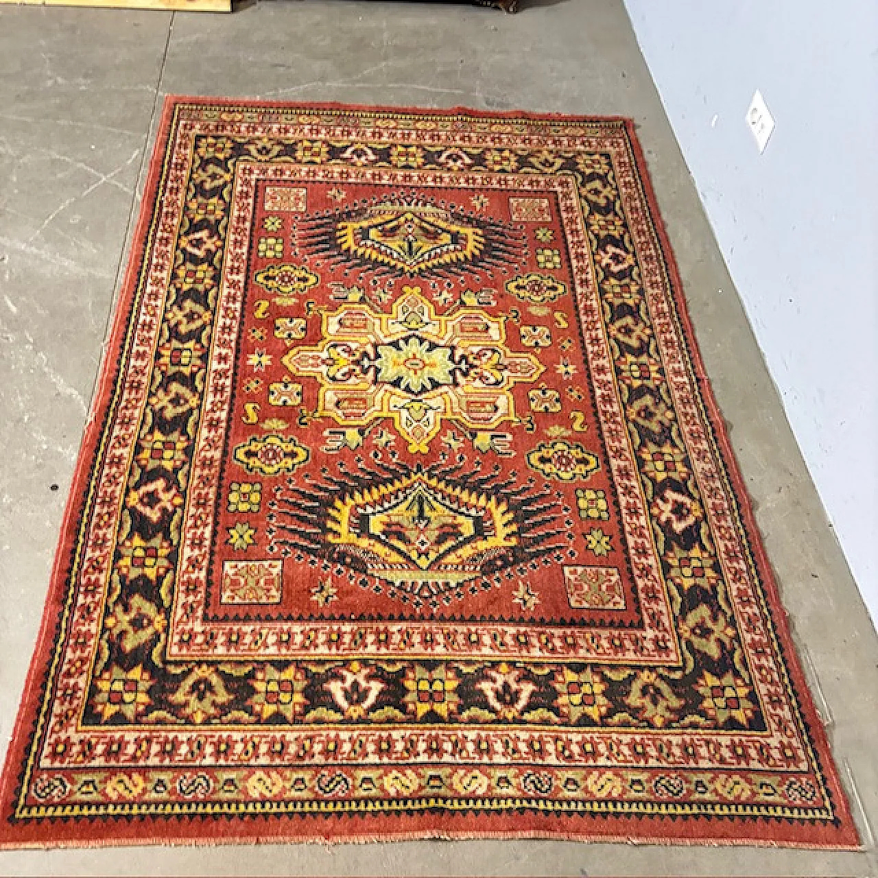 Tappeto lana fondo rosso motivi geometrici, anni '70 2