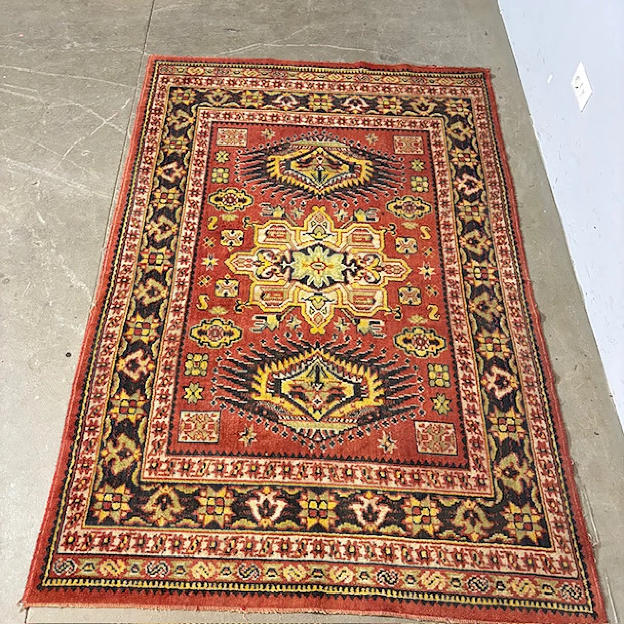 Tappeto lana fondo rosso motivi geometrici, anni '70 3