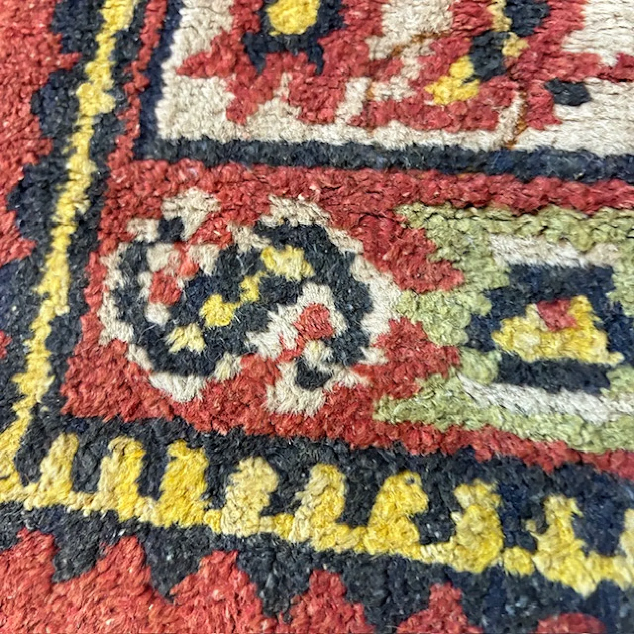 Tappeto lana fondo rosso motivi geometrici, anni '70 9