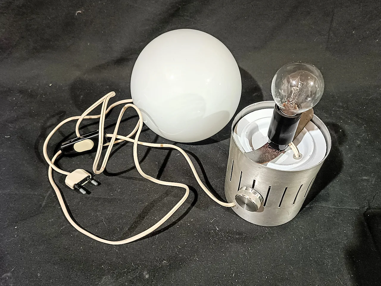 Lampada tavolo dimmerabile acciaio vetro opalino space Age, anni '70 7