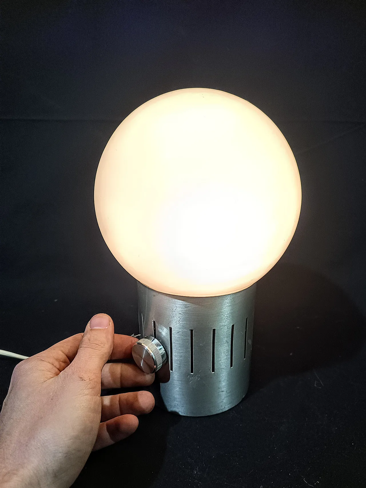 Lampada tavolo dimmerabile acciaio vetro opalino space Age, anni '70 15