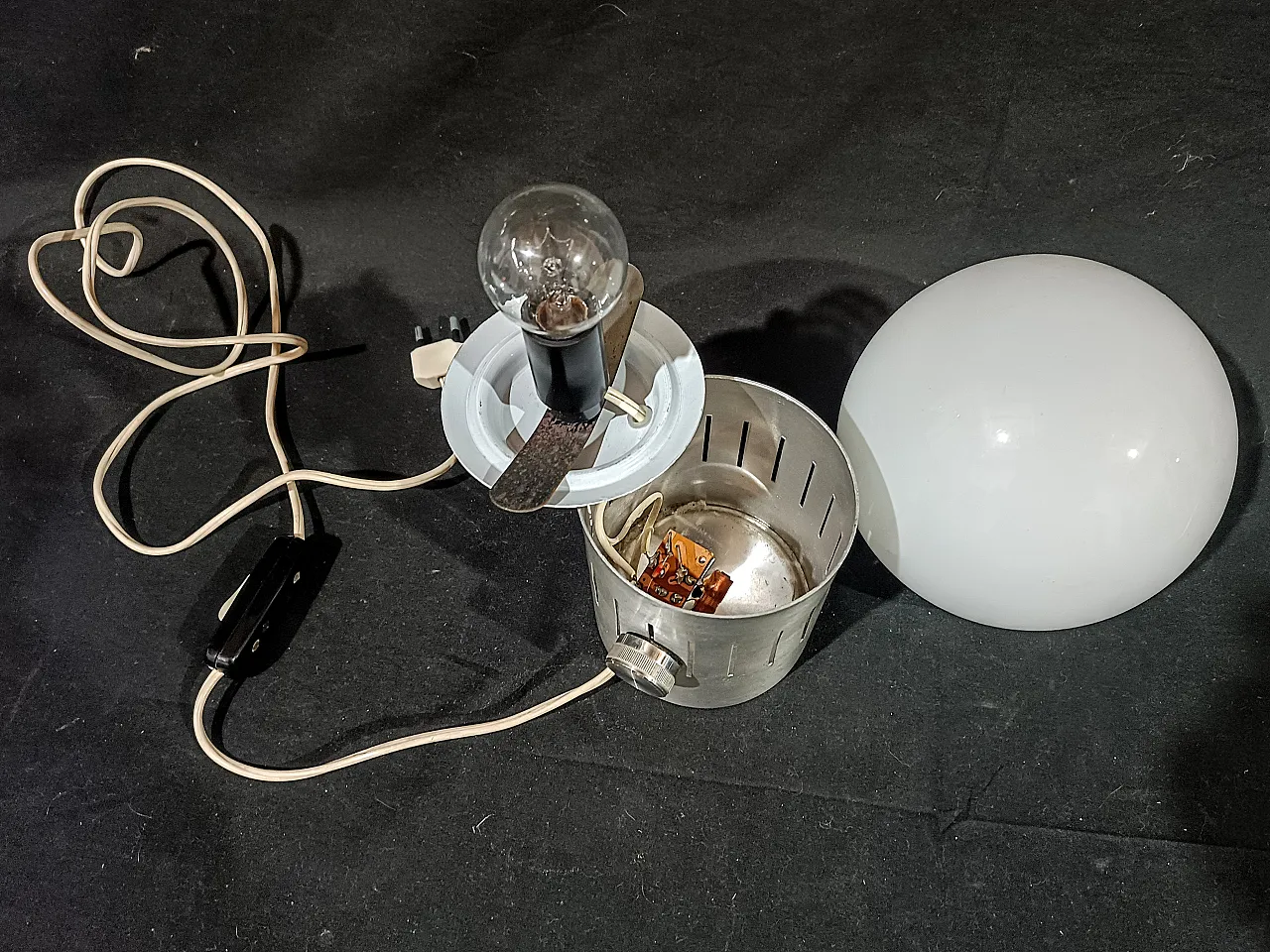 Lampada tavolo dimmerabile acciaio vetro opalino space Age, anni '70 18