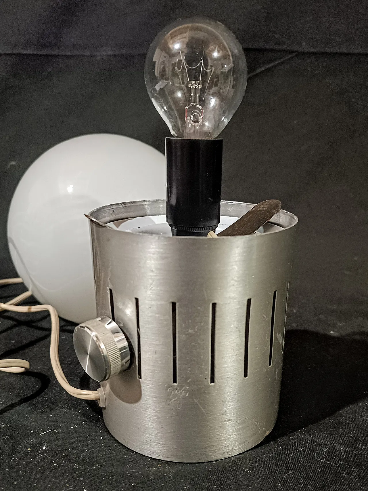 Lampada tavolo dimmerabile acciaio vetro opalino space Age, anni '70 19