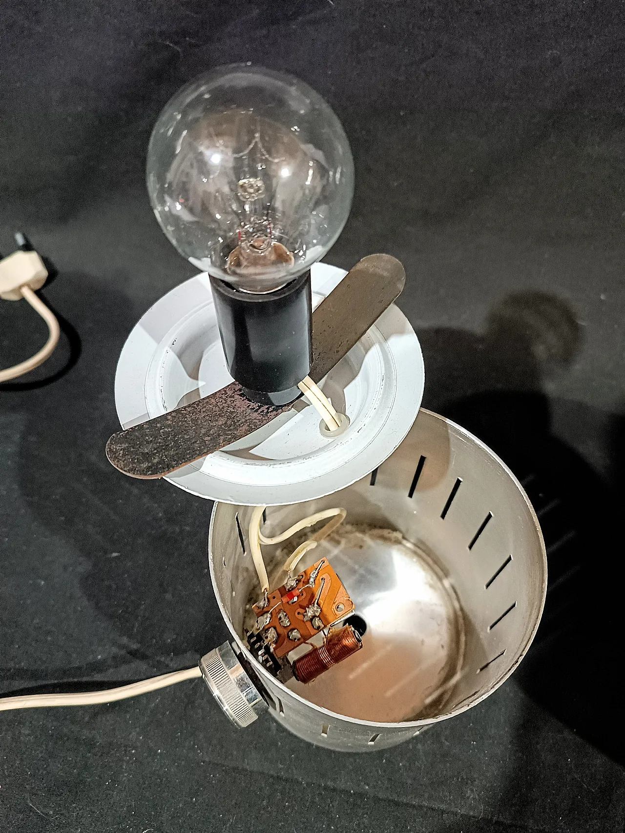 Lampada tavolo dimmerabile acciaio vetro opalino space Age, anni '70 20