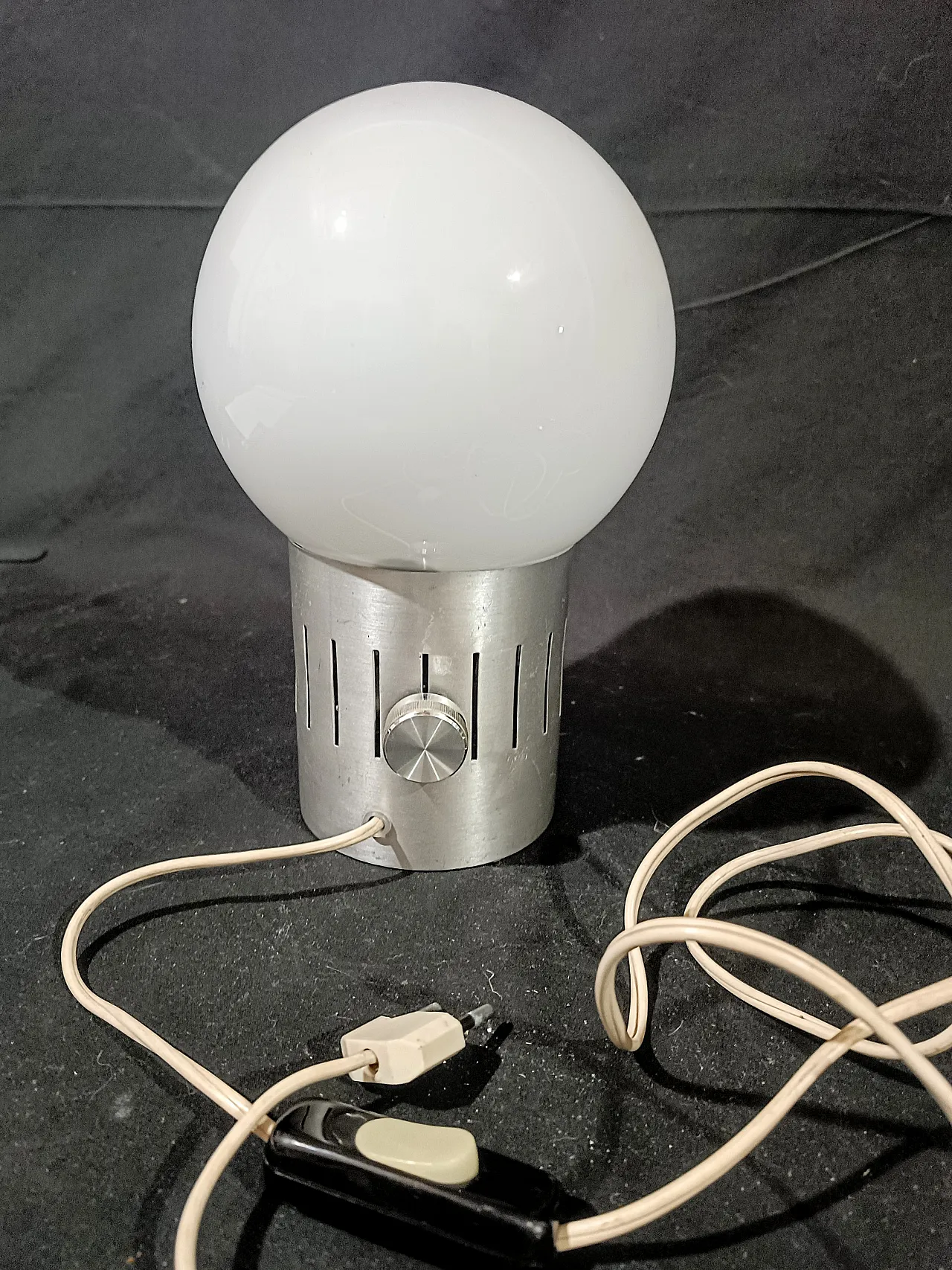 Lampada tavolo dimmerabile acciaio vetro opalino space Age, anni '70 25