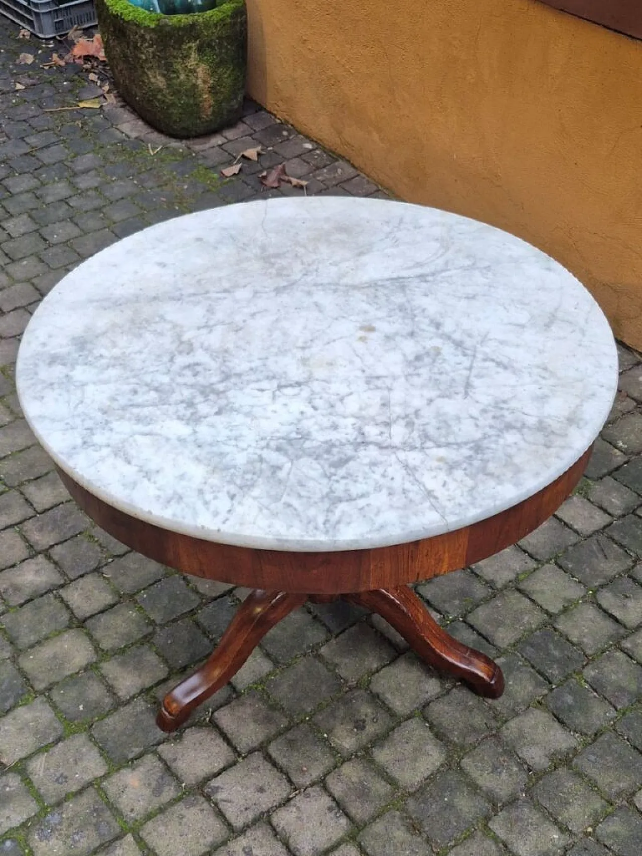 Round walnut coffee table with marble top, 19th century 3