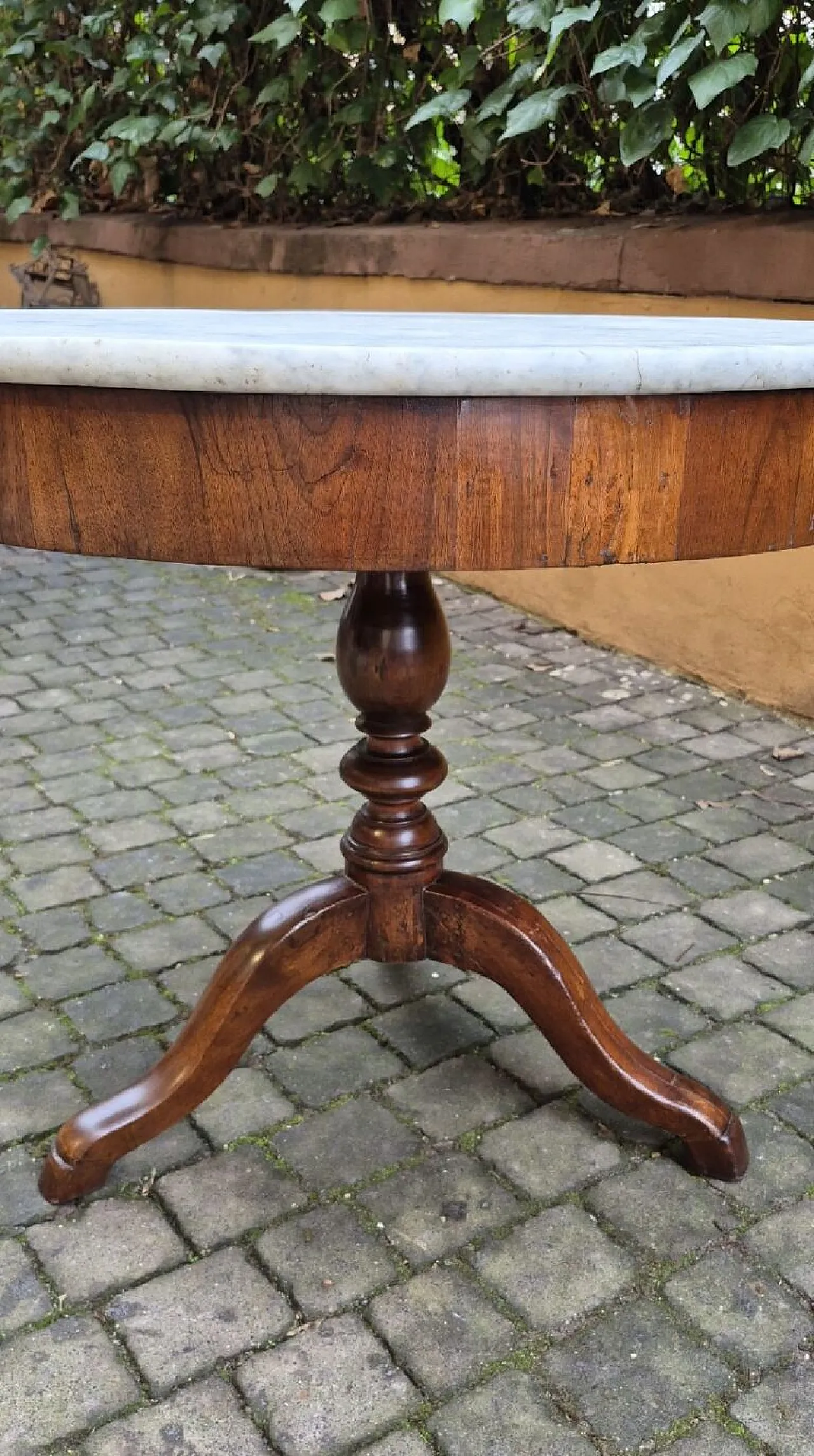 Round walnut coffee table with marble top, 19th century 5