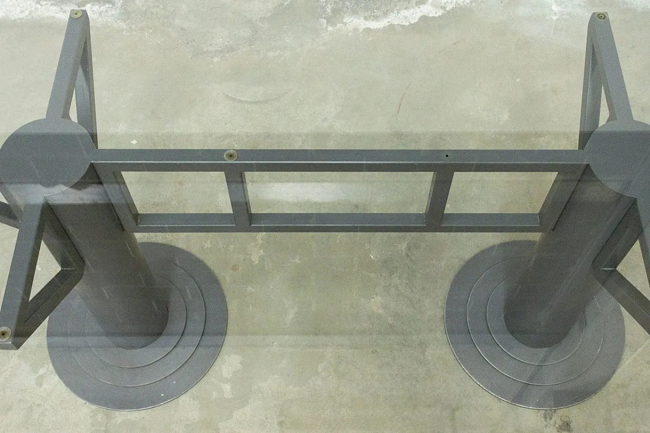 Tavolo da riunioni in ferro e vetro temprato, anni '90 9