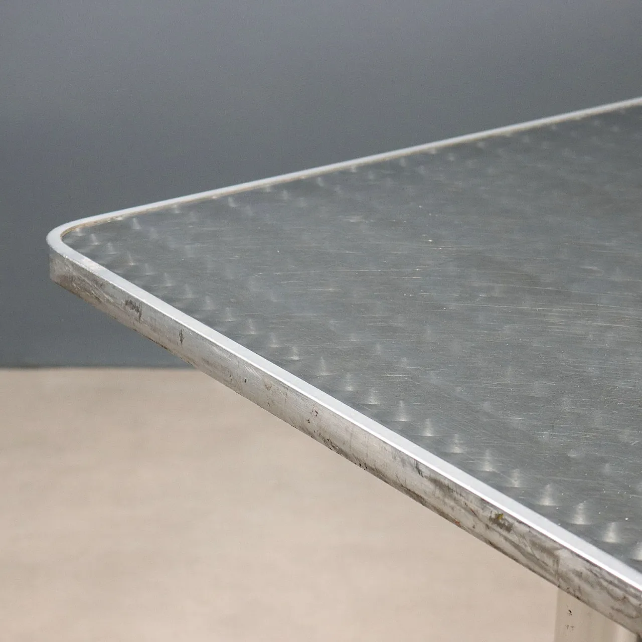 Tavolo in alluminio e piano in legno rivestito in alluminio, '900 3