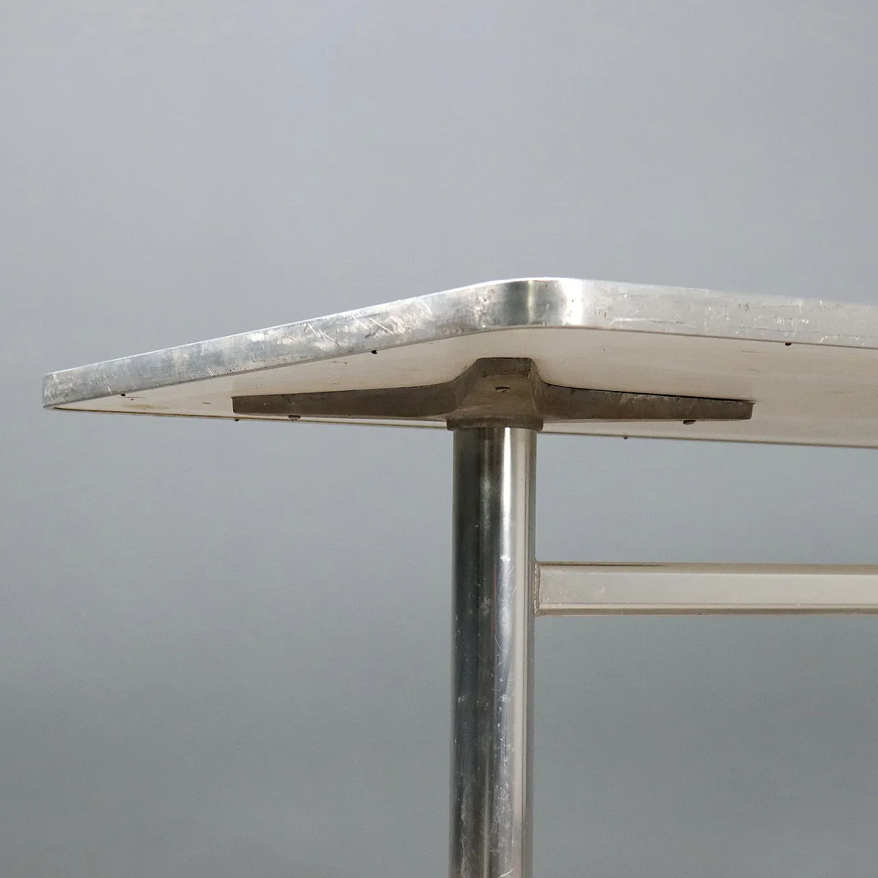 Tavolo in alluminio e piano in legno rivestito in alluminio, '900 4