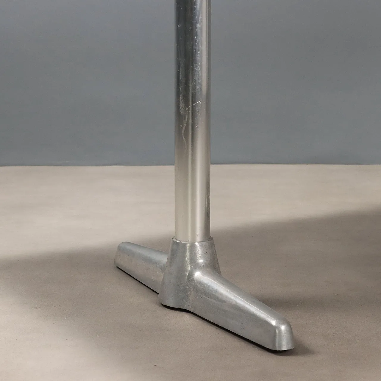 Tavolo in alluminio e piano in legno rivestito in alluminio, '900 5