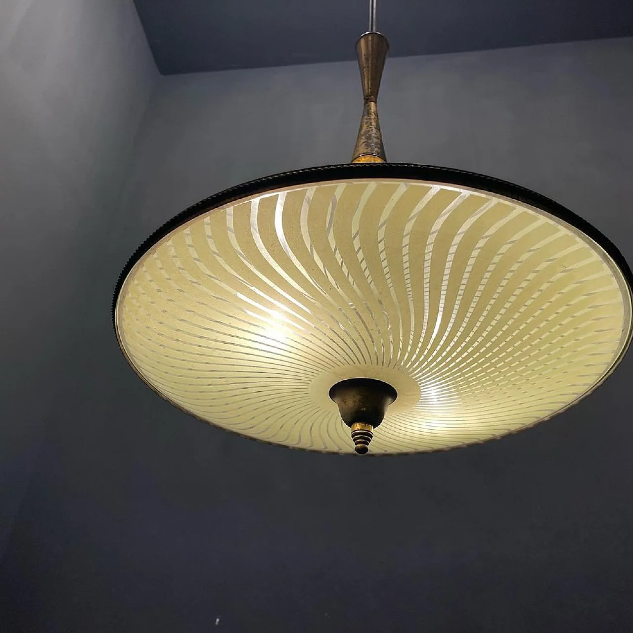Lampada a sospensione vintage in bronzo e vetro, anni '50 10