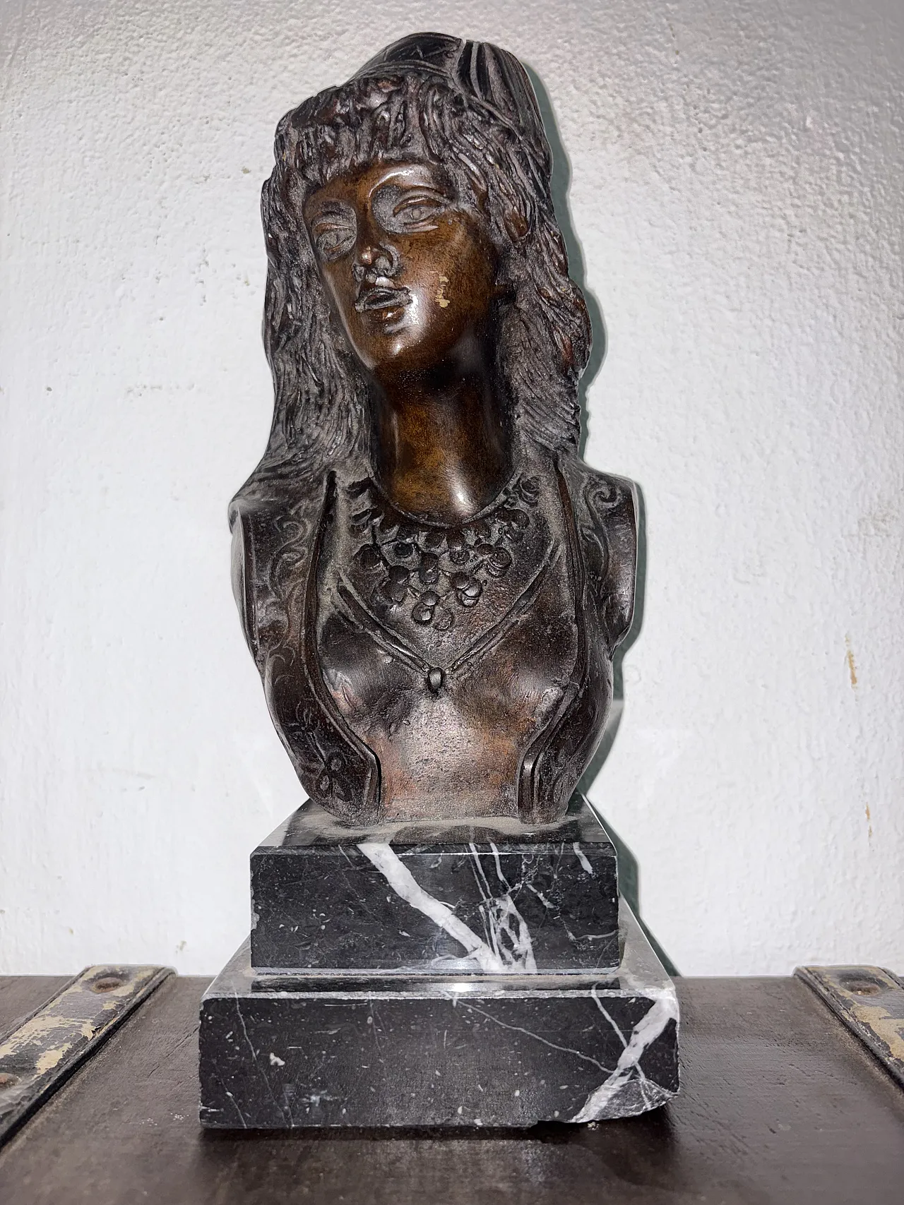 Bronzo di donna con base di marmo, anni '50 2