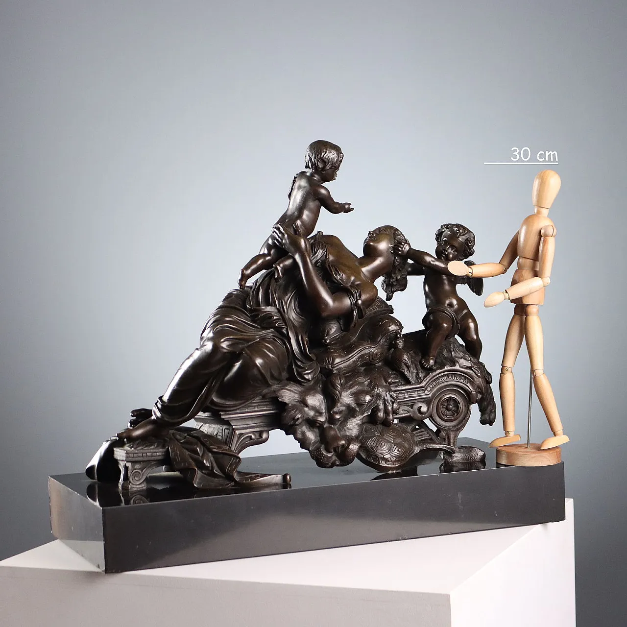 Giovane donna con bambino e amorino in bronzo e marmo, '800 2