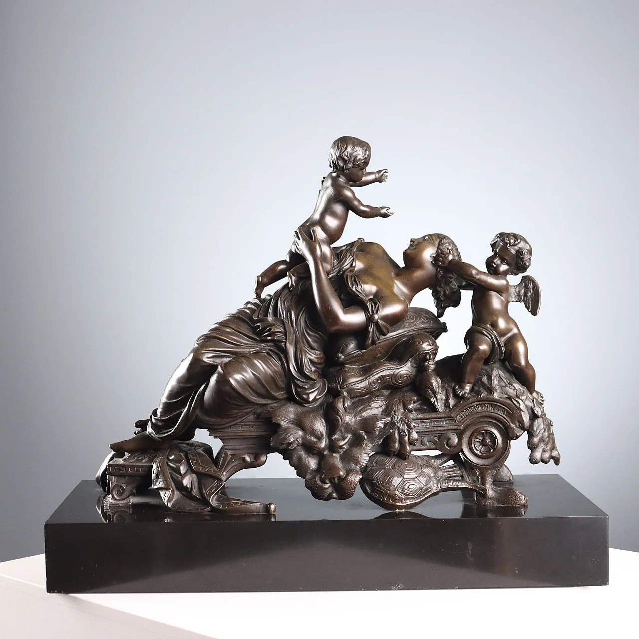 Giovane donna con bambino e amorino in bronzo e marmo, '800 3