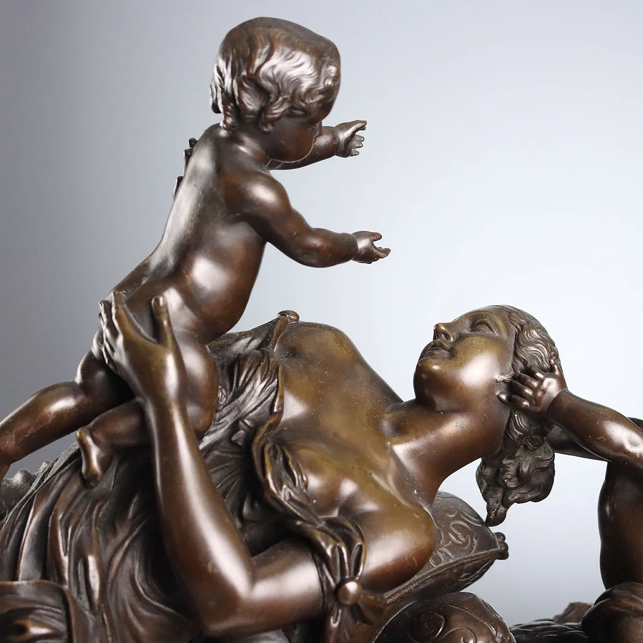 Giovane donna con bambino e amorino in bronzo e marmo, '800 5