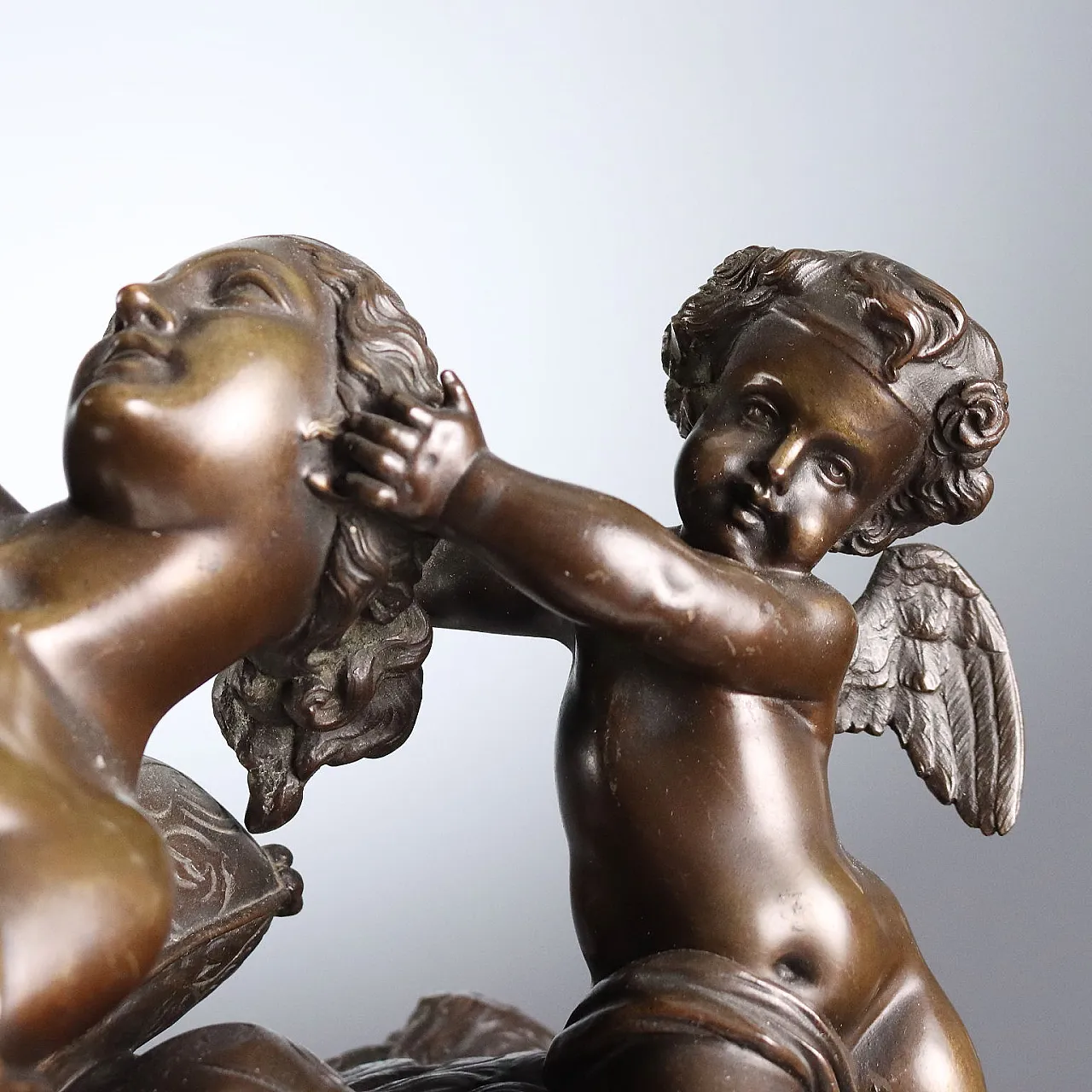 Giovane donna con bambino e amorino in bronzo e marmo, '800 6