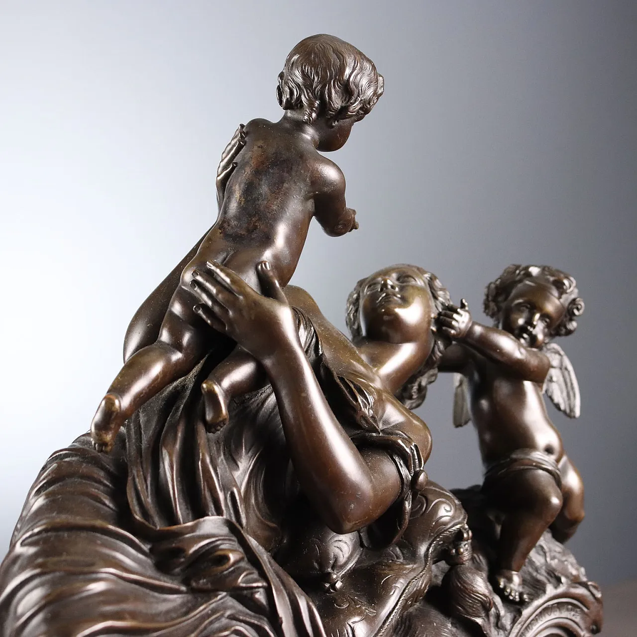 Giovane donna con bambino e amorino in bronzo e marmo, '800 8