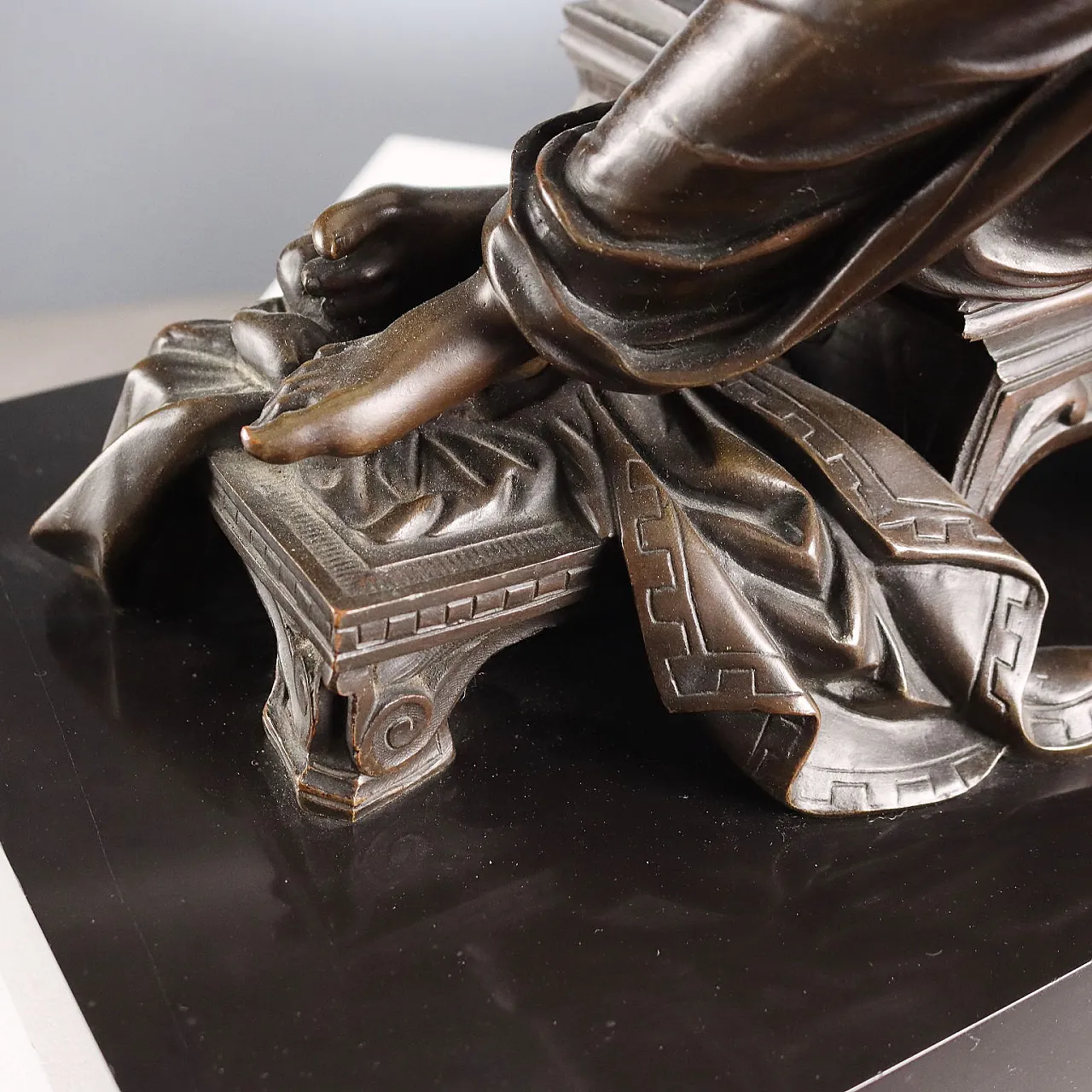 Giovane donna con bambino e amorino in bronzo e marmo, '800 9