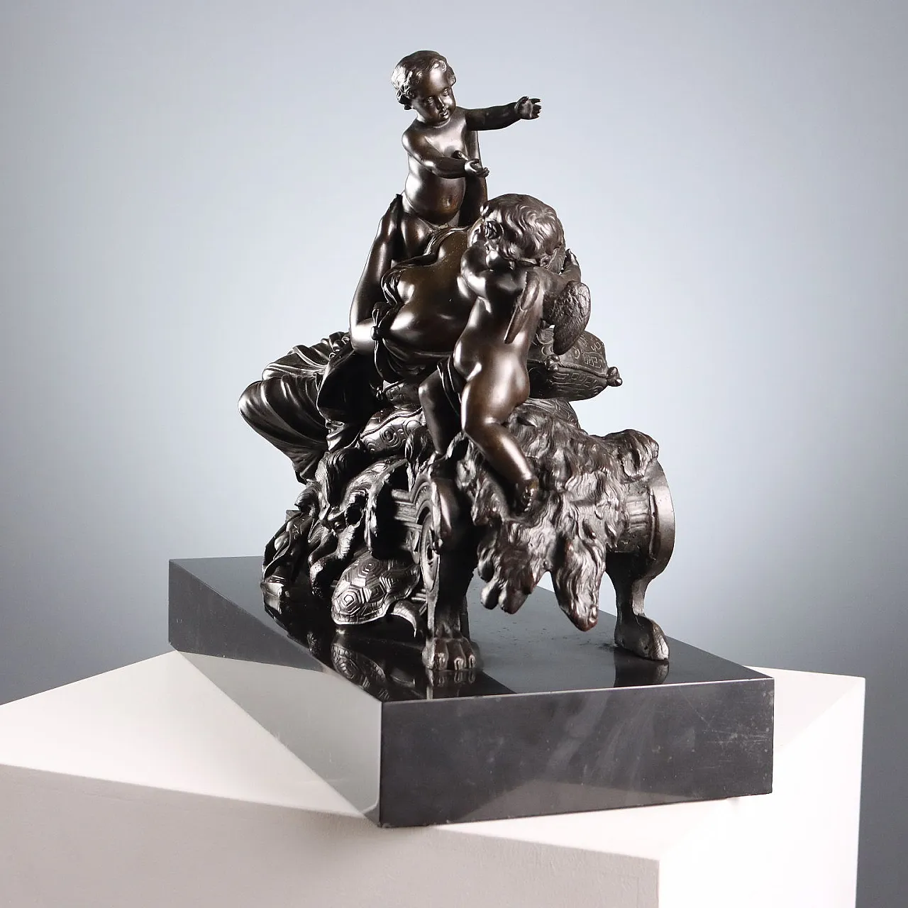 Giovane donna con bambino e amorino in bronzo e marmo, '800 10