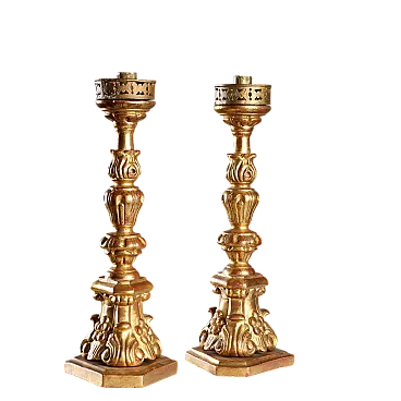 Coppia di portatorcia in legno tornito, intagliato e dorato, '900