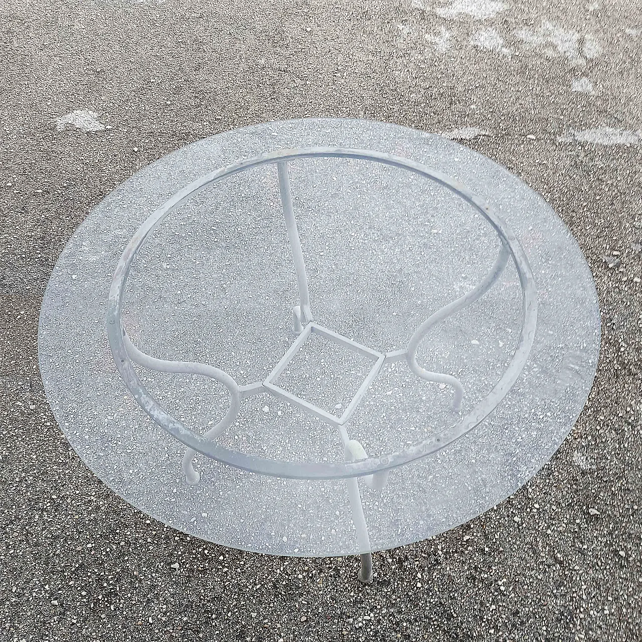 Tavolo in ferro da esterno con piano rotondo in vetro, anni '90 5