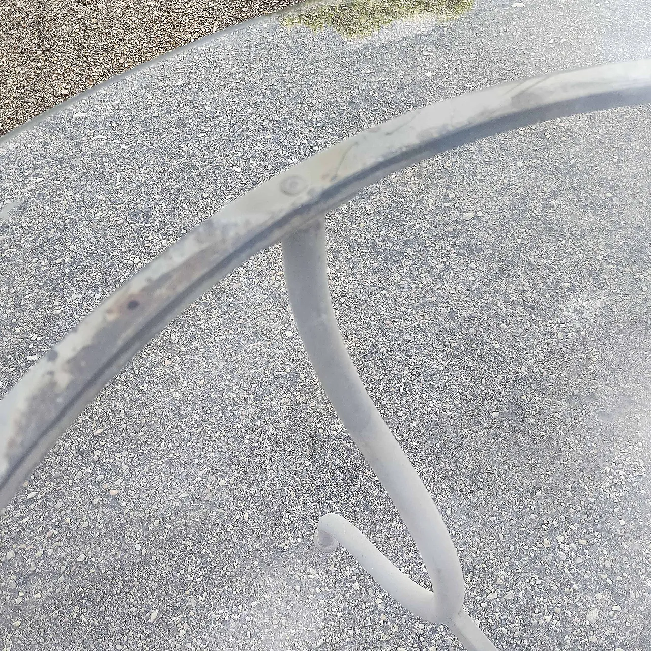 Tavolo in ferro da esterno con piano rotondo in vetro, anni '90 6