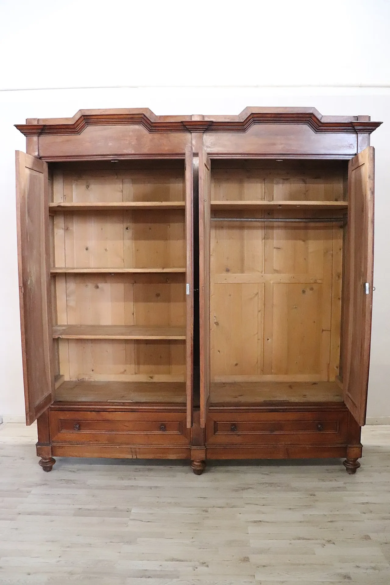 Wardrobe in solid walnut, 19th century 3