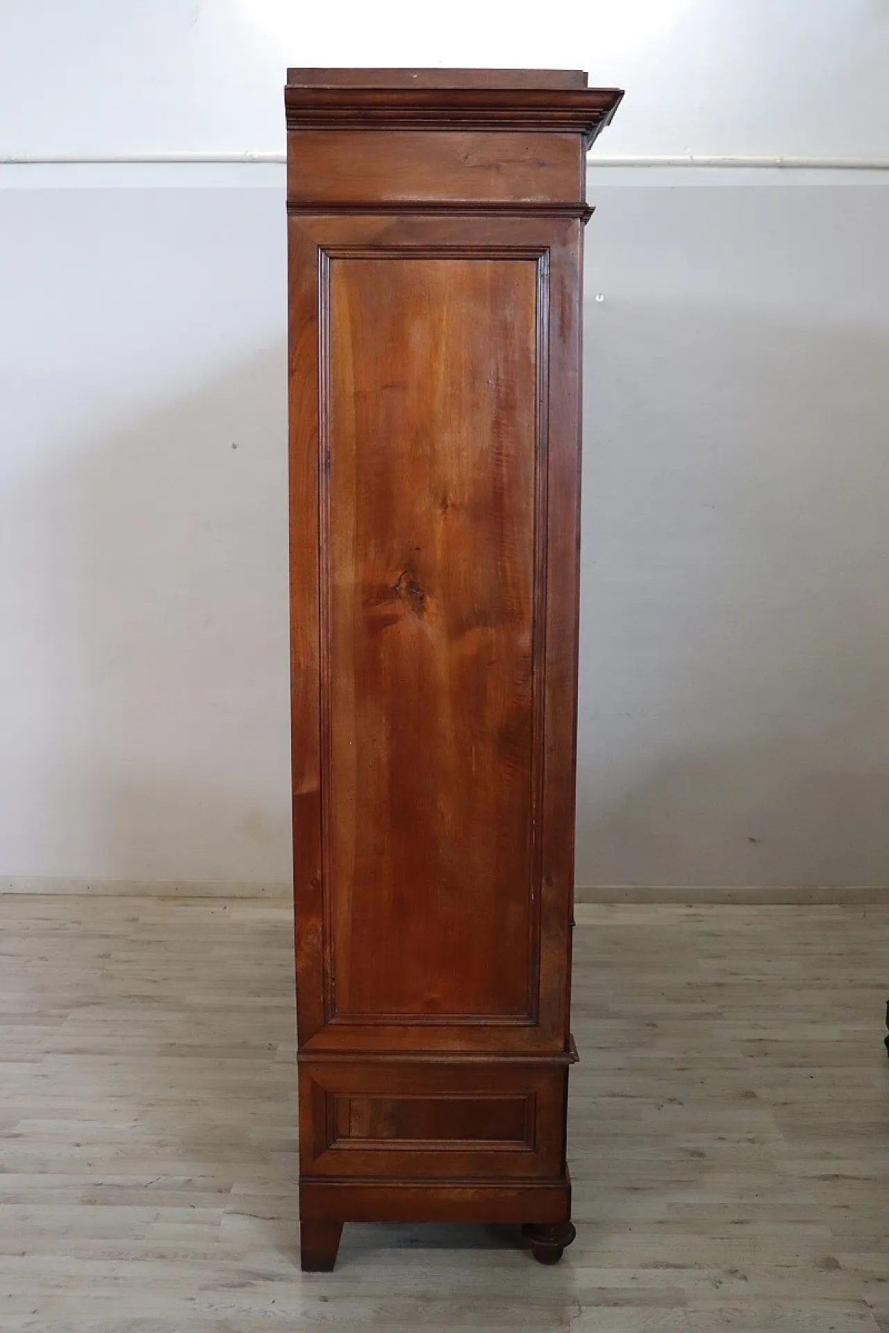 Wardrobe in solid walnut, 19th century 10