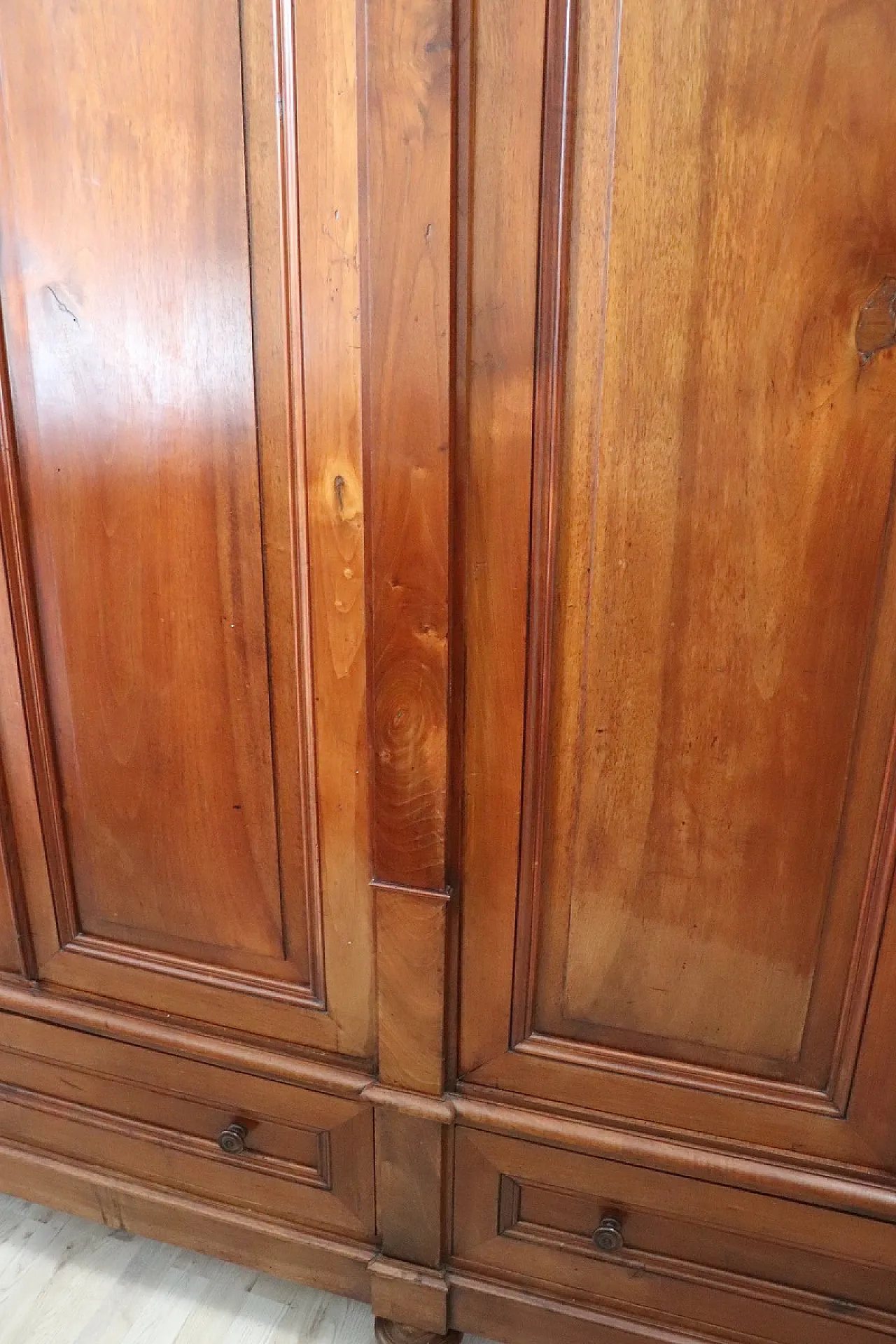 Wardrobe in solid walnut, 19th century 19