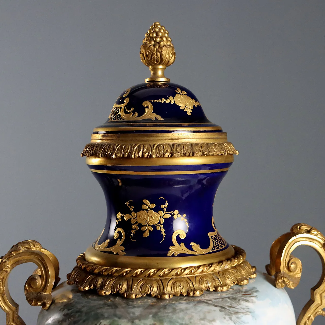 Coppia di vasi in porcellana di Sèvres, '900 3