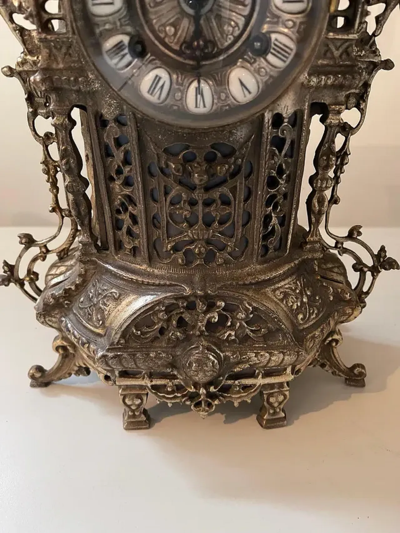 Baroque style golden brass countertop clock, 20th century 2