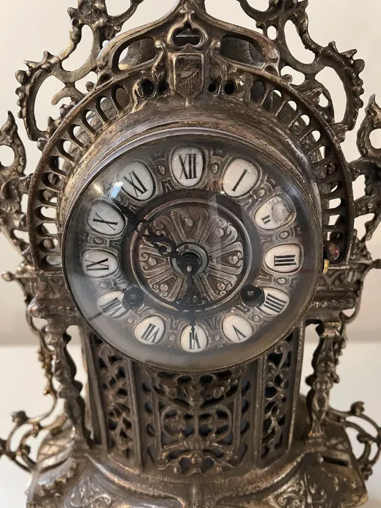 Baroque style golden brass countertop clock, 20th century 3