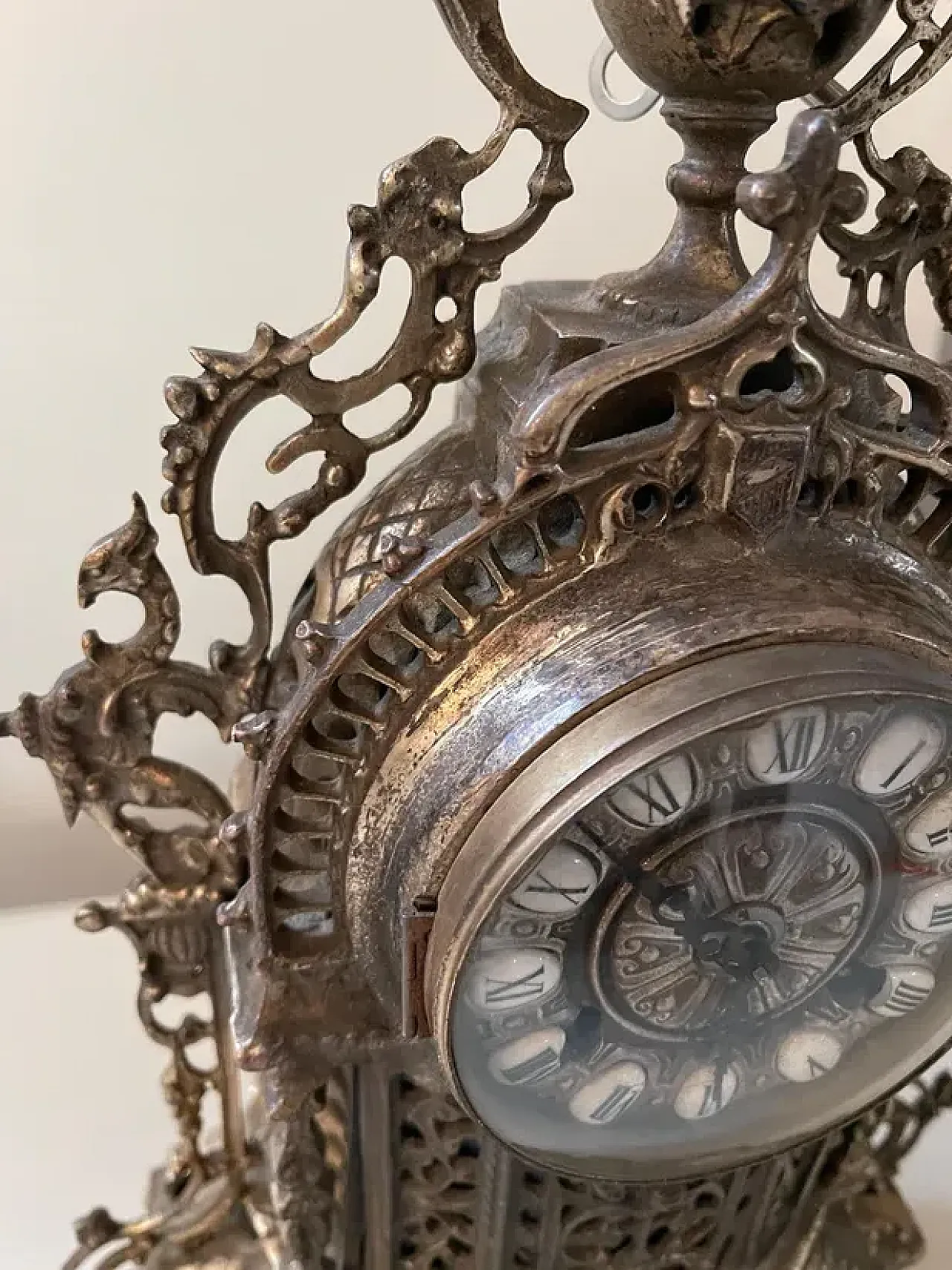 Baroque style golden brass countertop clock, 20th century 4