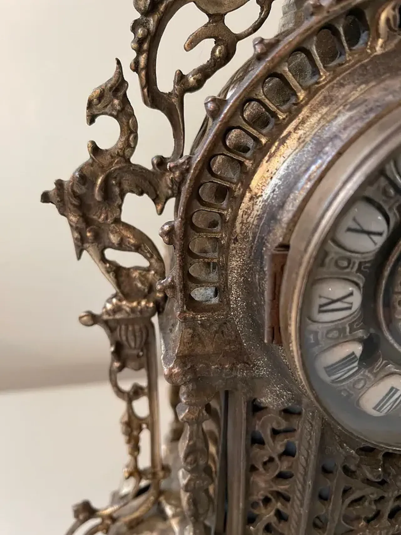 Baroque style golden brass countertop clock, 20th century 5