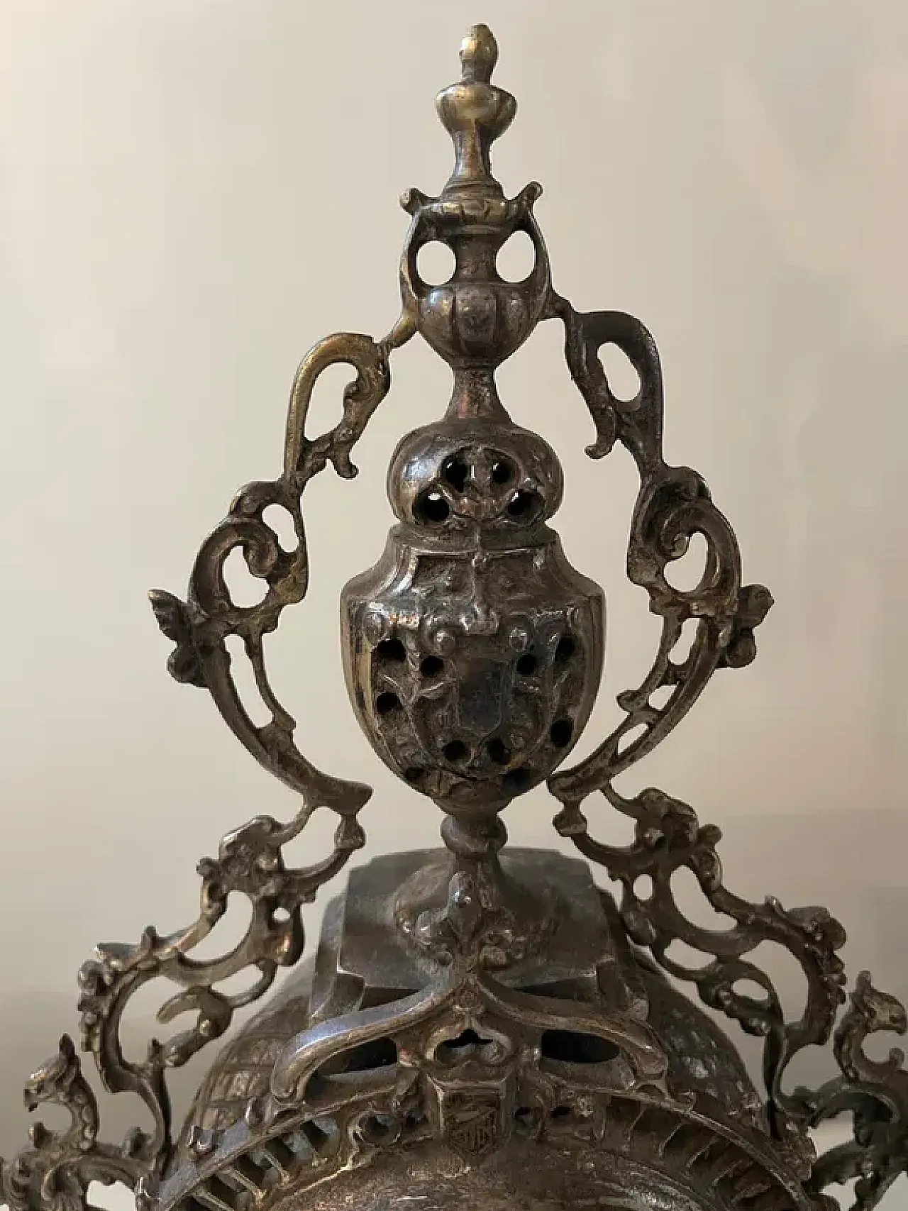 Baroque style golden brass countertop clock, 20th century 6