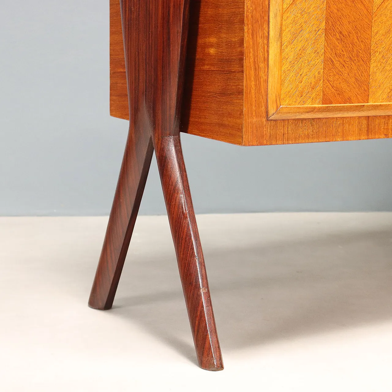 Libreria autoportante in legno esotico, mogano, vetro e ottone, '900 9