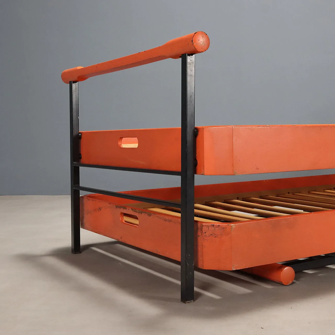 Coppia di letti in legno smaltato e metallo smaltato e cromato, '900 5