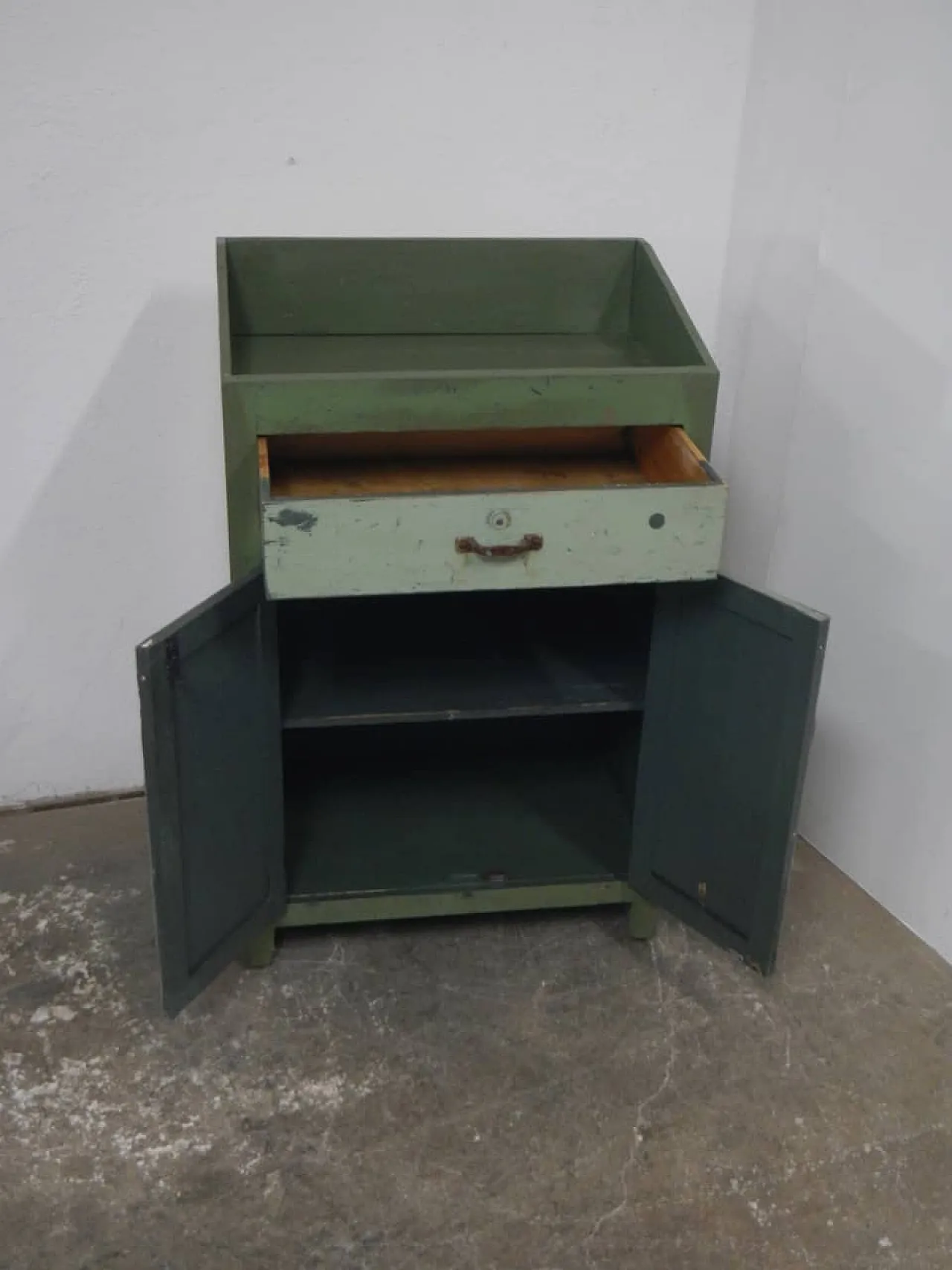 Two-tone textile industry cabinet, 1960 4