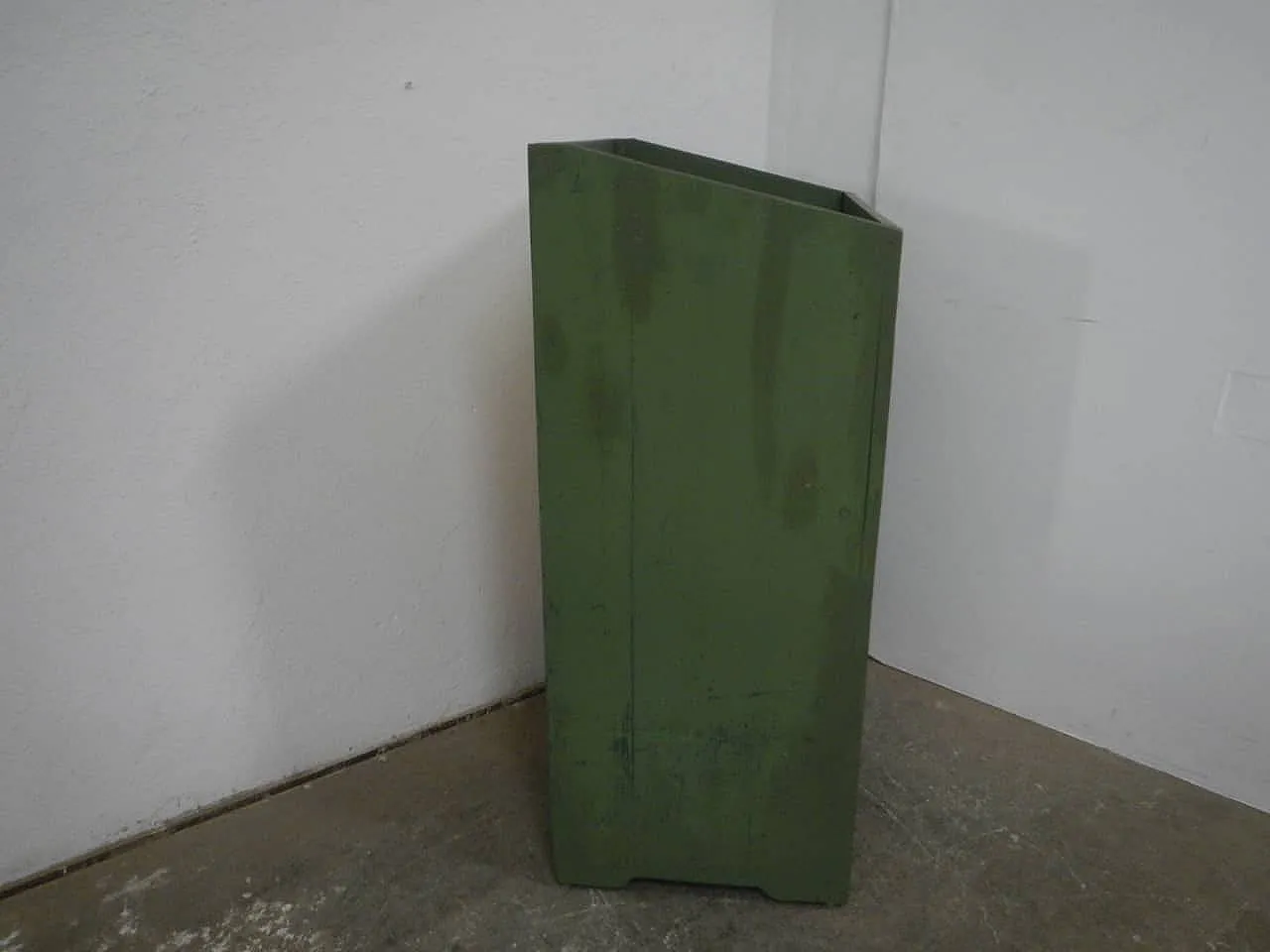 Two-tone textile industry cabinet, 1960 7