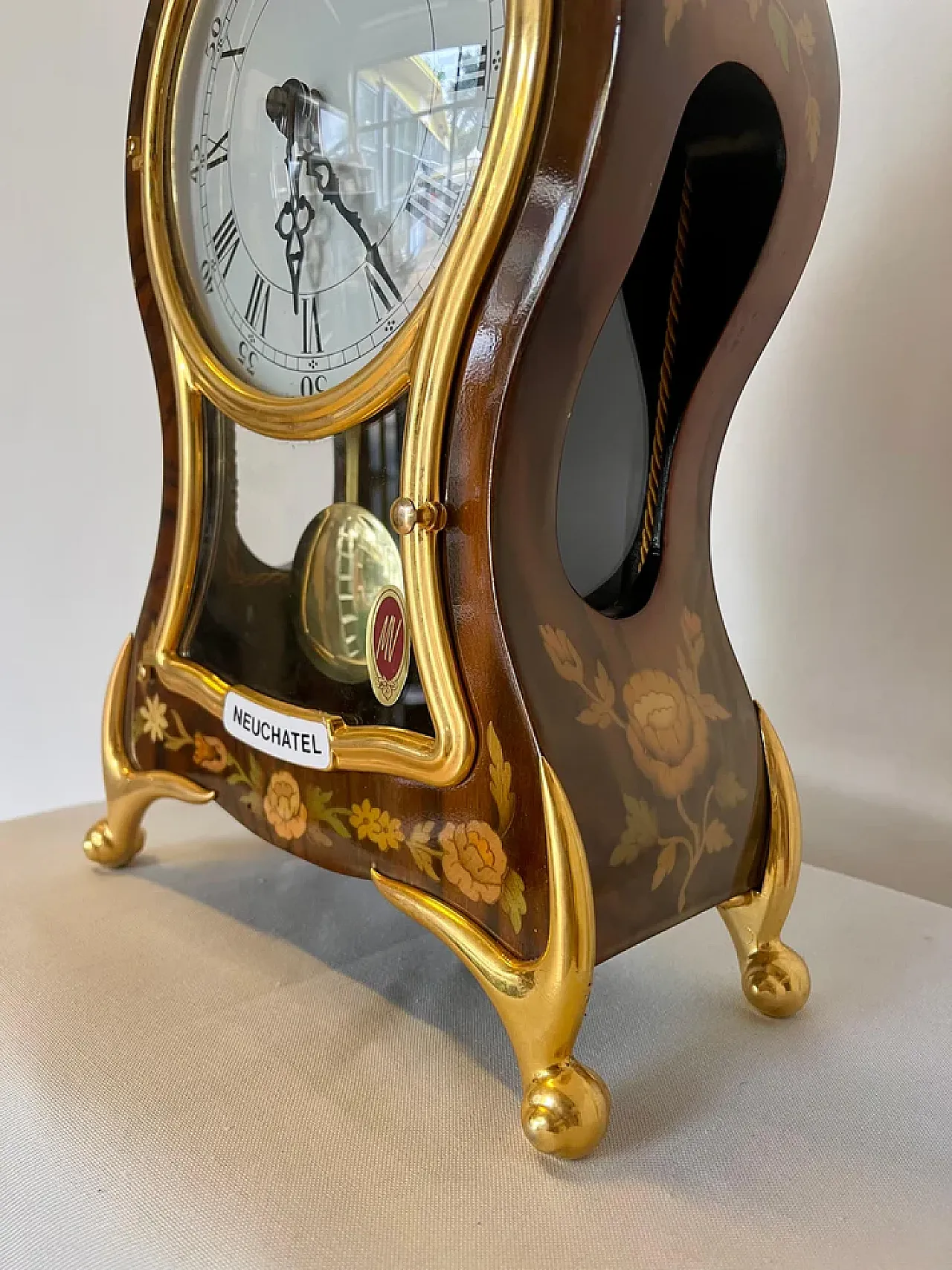 Battery-operated french style wooden table clock, 19th century 4